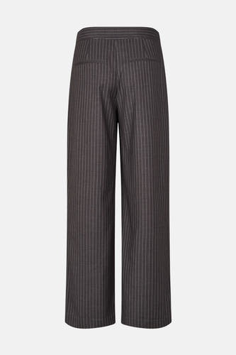 Pantalon gris d'ENVII, avec une rayure blanche et des poches arrière, vu de derrière.