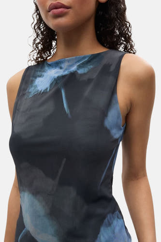 T-shirt sans manches noir d'ENVII, avec un imprimé de fleurs aquarelles en bleu et gris.