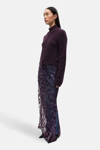 Robe longue rouge vif d'ENVII, avec paillettes et une fente sur le côté, portée sur un jean.