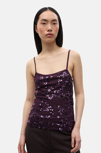 Blouse sans manches noire d'ENVII, ornée de paillettes et associée à une jupe brune ample.