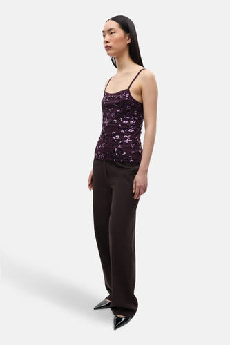 Blouse sans manches marron de ENVII, avec des paillettes fleuries, associée à une jupe brune et des sandales noires ouvertes.