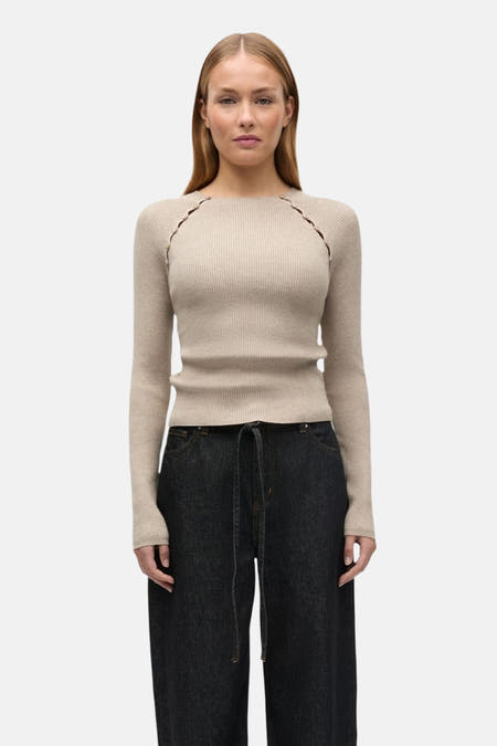 Gilet beige avec col rond d'ENVII, avec des manches longues et des détails de nœuds décoratifs aux épaules.