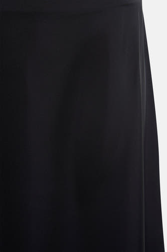 Robe noire d'ENVII, avec une subtile texture et un tissu qui tombe doucement.