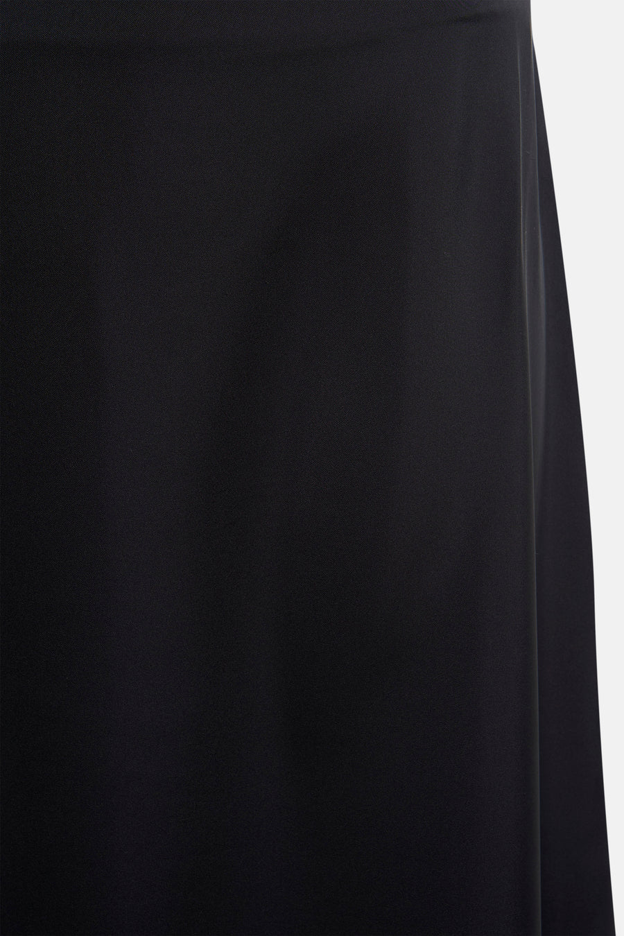 Robe noire d'ENVII, avec une subtile texture et un tissu qui tombe doucement.