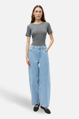 Jean en denim bleu clair d'ENVII, avec une jambe large et des poches arrière.