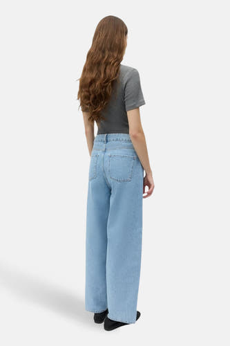 Lichtblauwe denim jeans van ENVII, met een wijde pijp en achterzakken.