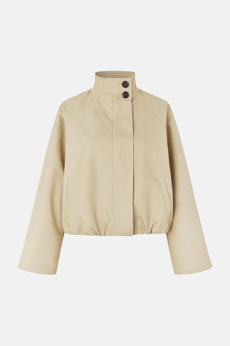 Manteau court beige d'ENVII avec un col montant et deux boutons foncés.