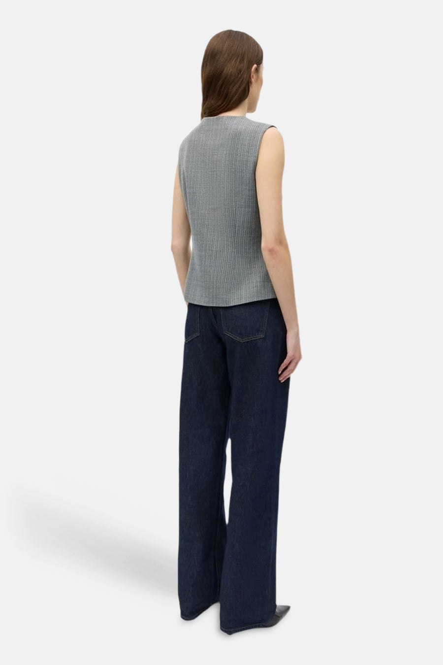 Blazer gris d'ENVII, vue de dos, combiné avec un jean foncé évasé et des chaussures noires pointues.
