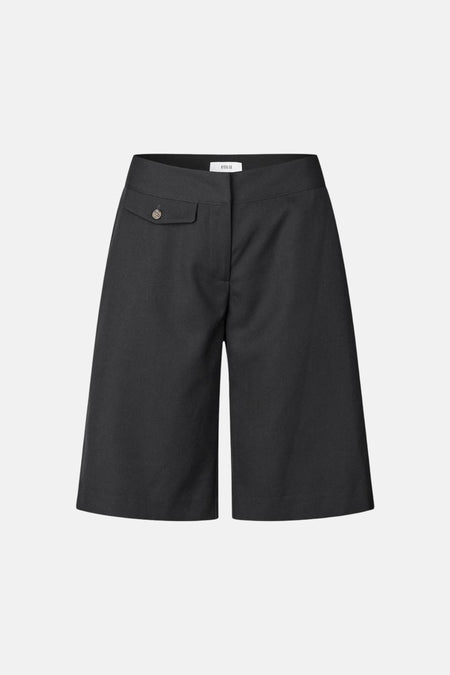 Short noir large taille haute d'ENVII avec braguette et fermeture à bouton sur la poche à rabat.