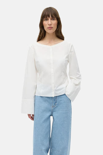 Chemise blanche à manches longues d'ENVII, avec fermeture boutonnée et portée avec un jean bleu.