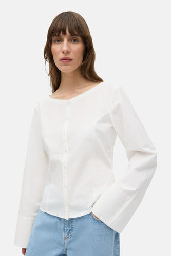 Chemise blanche à manches longues d'ENVII, avec fermeture boutonnée et portée avec un jean bleu.
