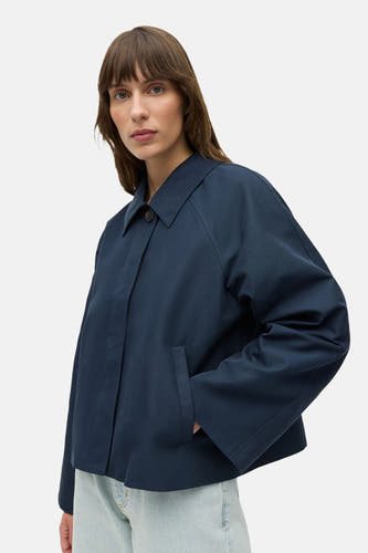 Veste courte bleue d'ENVII, à manches longues et avec un col, vue de dos, combinée avec un jean clair.