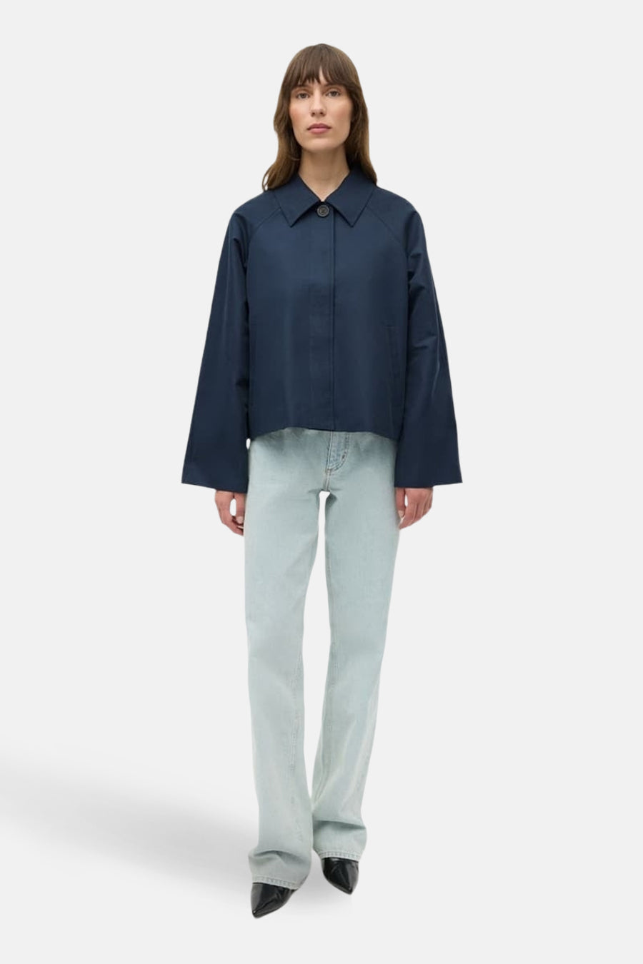 Veste bleue de ENVII, portée avec un jean clair et des chaussures noires.