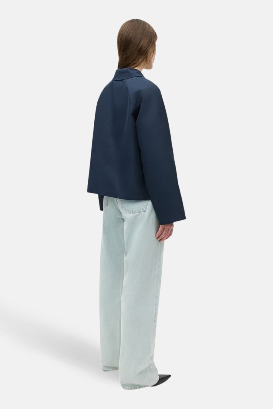 Blauwe korte jas van ENVII, met lange mouwen en een kraag, gezien vanaf de achterkant, gecombineerd met lichte jeans.
