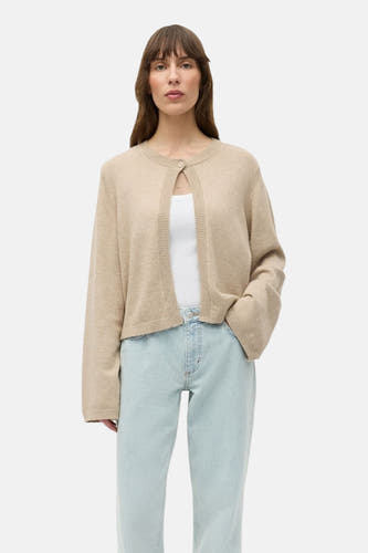 Gilet beige de ENVII, porté sur une chemise blanche et un jean clair.