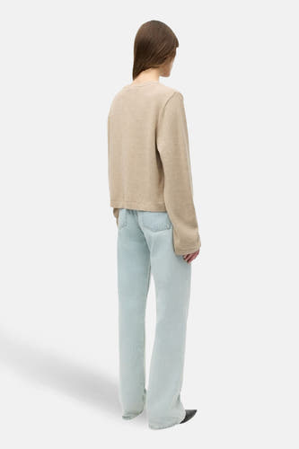 Gilet beige de ENVII, à manches longues et combiné avec un jean bleu clair.