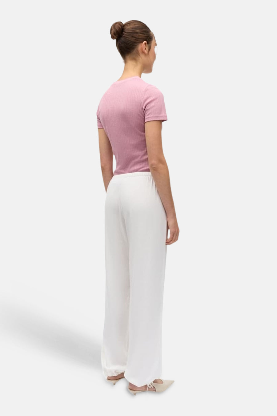 Pantalon blanc ENVII à jambes larges, porté par un mannequin dans un haut rose côtelé, vue arrière.