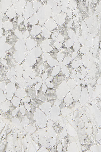 Chemisier blanc d'ENVII, avec dentelle florale et bord à volants, gros plan.