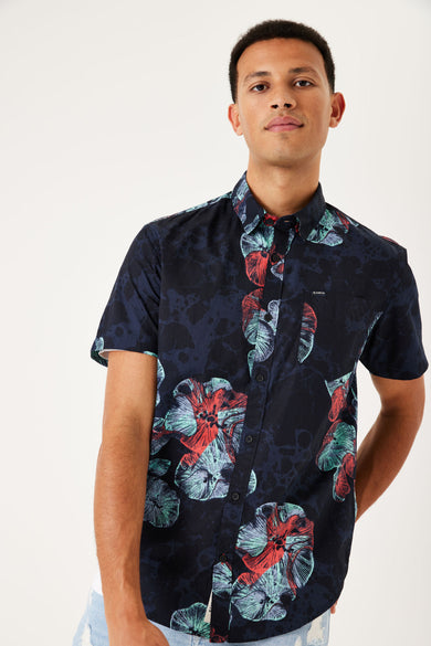 Chemise bleue à manches courtes de GARCIA, avec un motif floral en rouge et vert bleu.