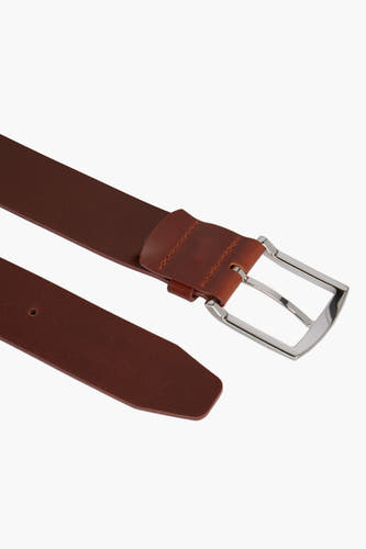 Ceinture de TOMMY JEANS en cuir brun avec boucle argentée et détails en cuir.
