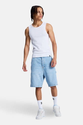 Short en jean en denim bleu clair de DC SHOES, combiné avec des chaussettes et des chaussures blanches.