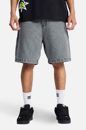 Short en jean gris de DC SHOES, avec poches arrière et latérales, vu de dos.