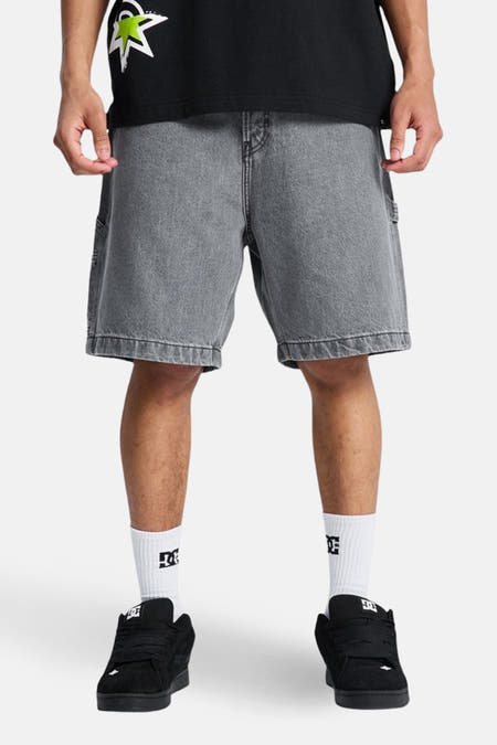 Short en jean gris de DC SHOES, avec poches arrière et latérales, vu de dos.