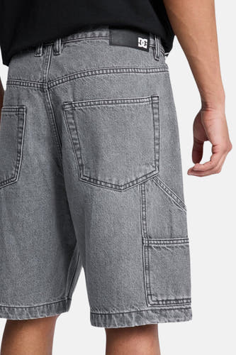 Grijze jeansshort van DC SHOES, met zakken aan de achterkant en zijkant, gezien van achteren.
