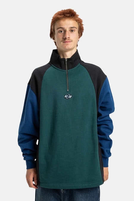 Sweater multicolore de DC SHOES, avec des manches bleues longues et un panneau arrière vert foncé.