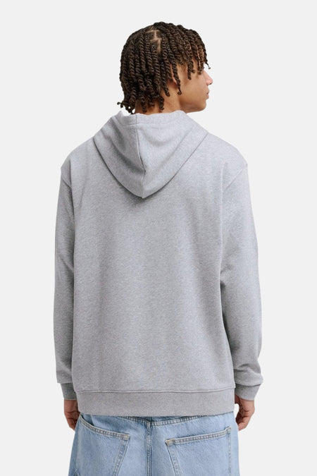 Sweat à capuche gris de DC SHOES, dos avec jean bleu clair.