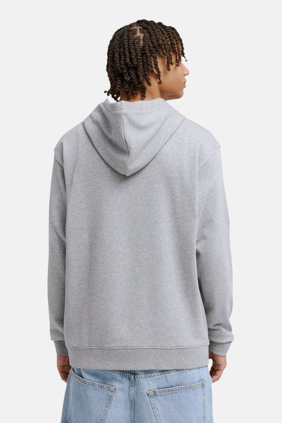 Sweat à capuche gris de DC SHOES, dos avec jean bleu clair.