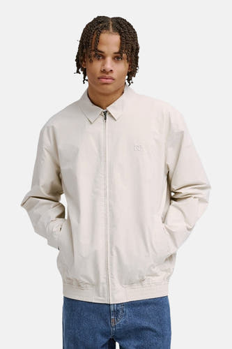 Manteau court beige de DC SHOES, vu de dos, avec ourlet côtelé et jean bleu.