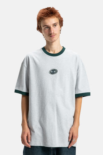 T-shirt gris à manches courtes de DC SHOES, avec col vert et bordures de manches.