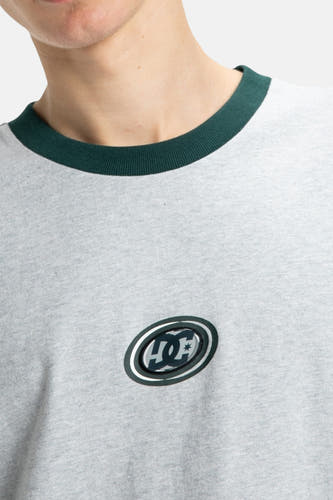 T-shirt gris à manches courtes de DC SHOES, avec un col rond terminé par des côtes vertes foncées.