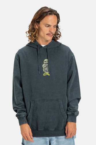 Pull-over gris avec capuche de DC SHOES, imprimé de trois crânes sur l'avant.