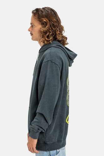 Pull-over gris avec capuche de DC SHOES, avec une impression jaune sur le dos, en vue latérale.