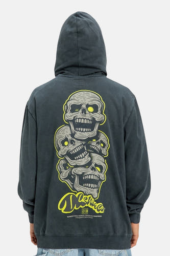 Pull-over gris avec capuche de DC Shoes, imprimé de têtes de mort empilées sur le dos.