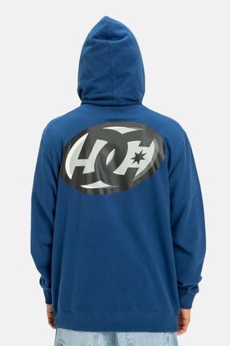 Pull-over bleu avec capuche DC SHOES, avec des cordons et une poche, associé à un pantalon de denim large et des baskets blanches.