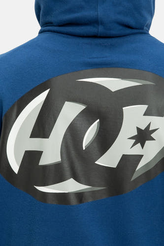 Pull-over bleu avec capuche de DC SHOES, doté d'un grand logo noir et blanc sur le dos.