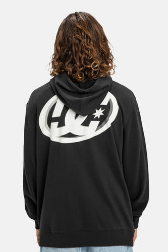 Pull-over noir avec capuche de DC SHOES, doté d'un logo sur la poitrine, associé à des jeans larges et des baskets blanches.