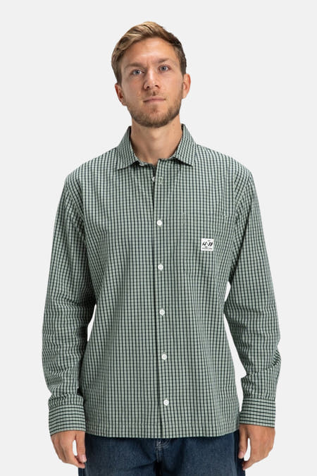 Chemise verte à manches longues de DC SHOES, avec motif de lunettes, vue de derrière.