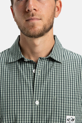 T-shirt vert de manche longues DC SHOESES un un motif rayé et des boutons blancs, cropped.