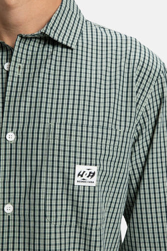 Vert, T-shirt à longues manches de DC SHOES avec un motif damier et une poche poitrine avec logo.
