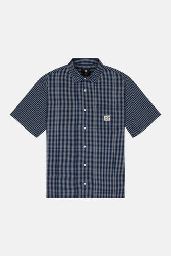 Chemise à carreaux bleus à manches courtes de DC SHOES, avec col pointu, boutons blancs et une poche poitrine.