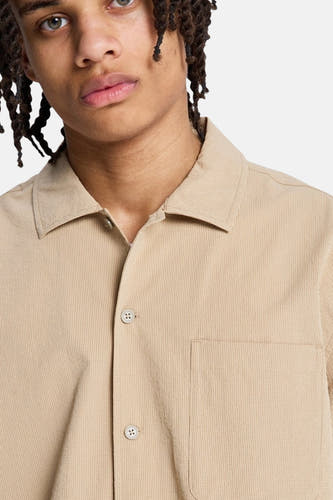 Chemise marron à manches courtes de DC SHOES, avec fermeture boutonnée et poche poitrine.