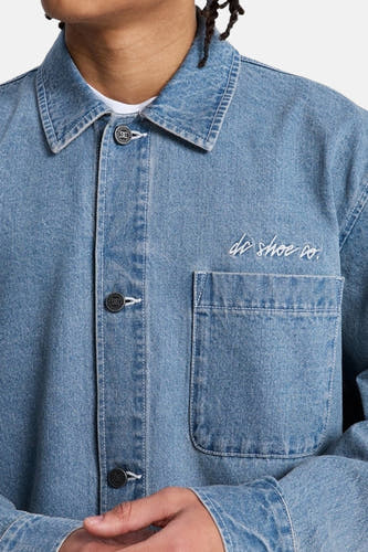 Veste en jean bleu clair de DC SHOES, avec une poche poitrine et fermeture à boutons.