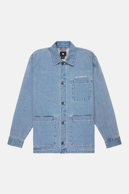 Veste en jean bleu clair de DC SHOES avec manches longues, fermeture à boutons et poches plaquées.