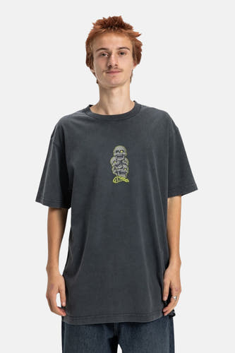 T-shirt gris à manches courtes de DC SHOES, avec des têtes de mort et des manches courtes, porté avec un jean.