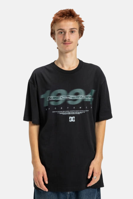 T-shirt noir à manches courtes de DC SHOES, avec une coupe décontractée et un design simple.