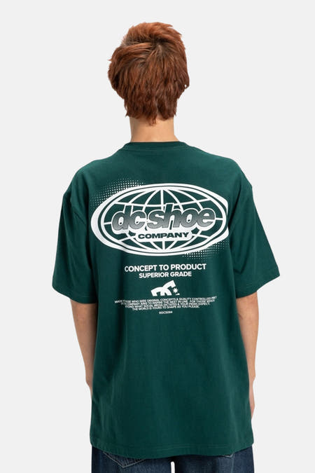 T-shirt vert avec manches courtes de DC Shoes, avec un logo imprimé sur le dos.